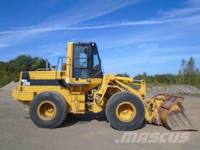 Komatsu WA 250 轮式装载机