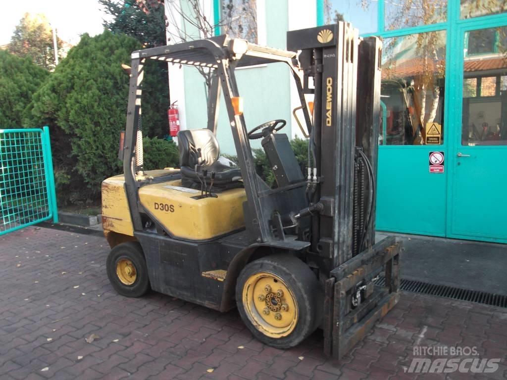 Daewoo D30S3 V-2372 柴油叉车
