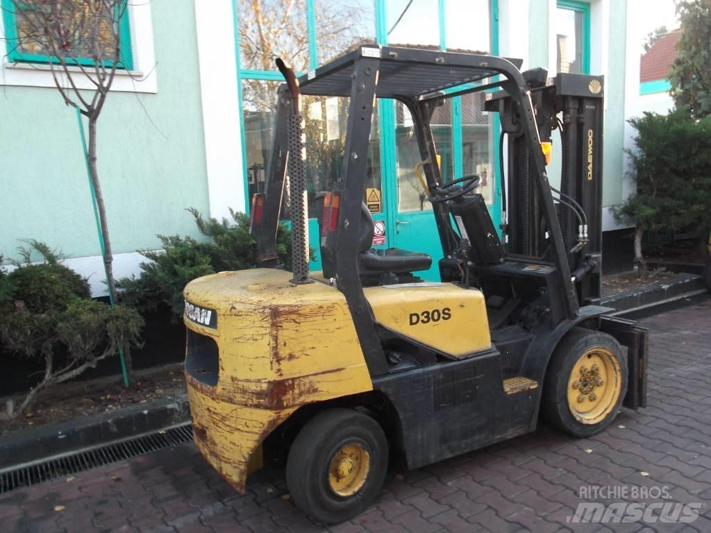 Daewoo D30S3 V-2372 柴油叉车