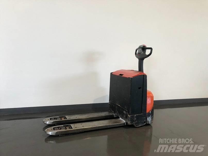 BT LWE250 手推堆垛车