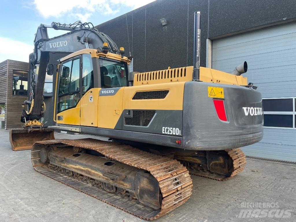 Volvo EC250DL 履带挖掘机