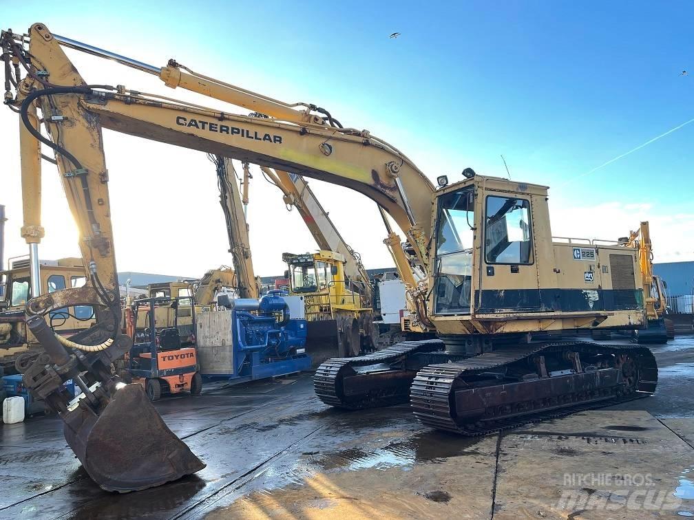 CAT 225 履带挖掘机