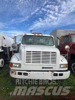 International 4700 平板栏板货车