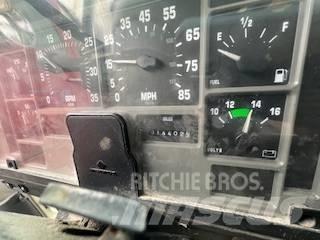 International 4700 平板栏板货车