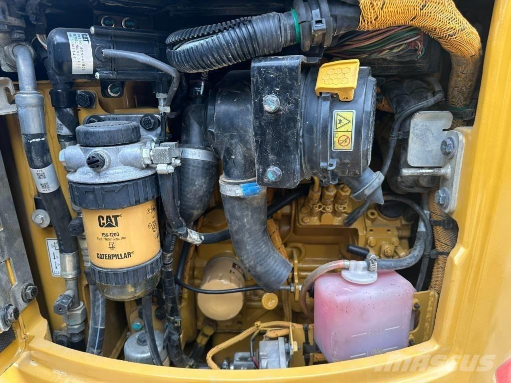 CAT 302 小型挖掘机