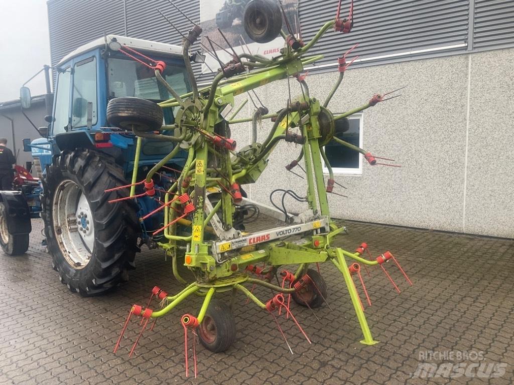CLAAS Volto 770 犁耙和摊草机