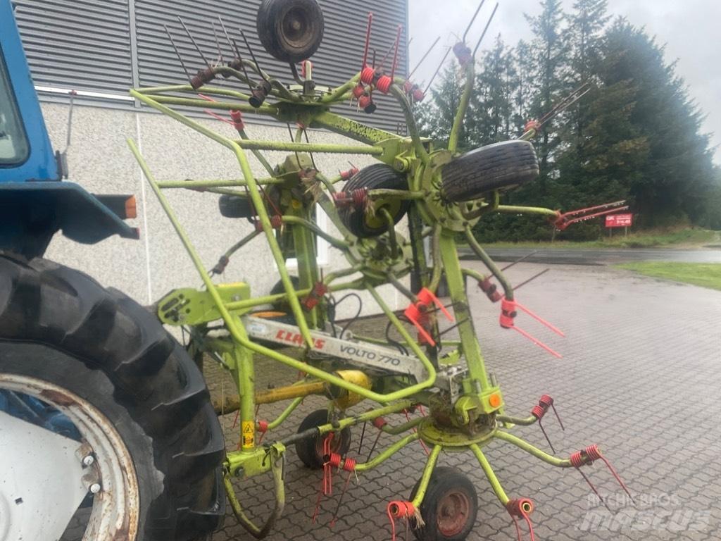 CLAAS Volto 770 犁耙和摊草机
