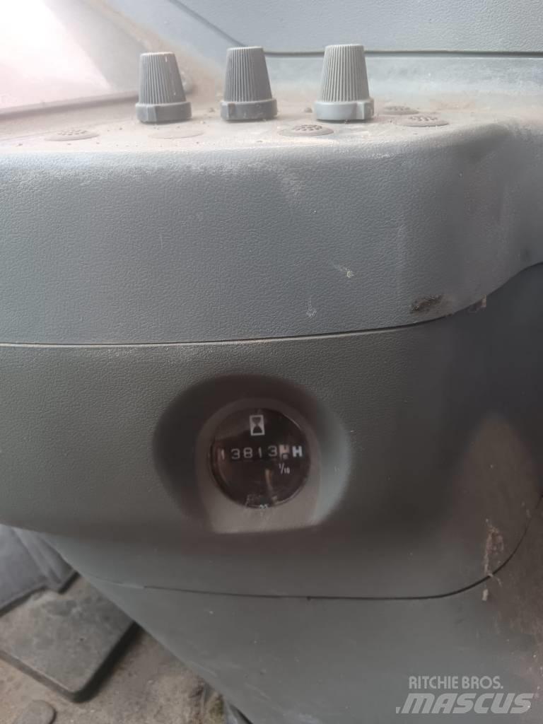 Hitachi EX135W 轮式挖掘机