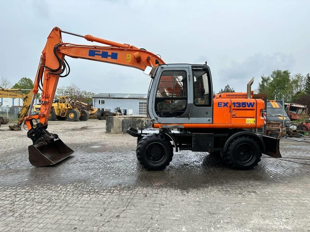 Hitachi EX135W 轮式挖掘机