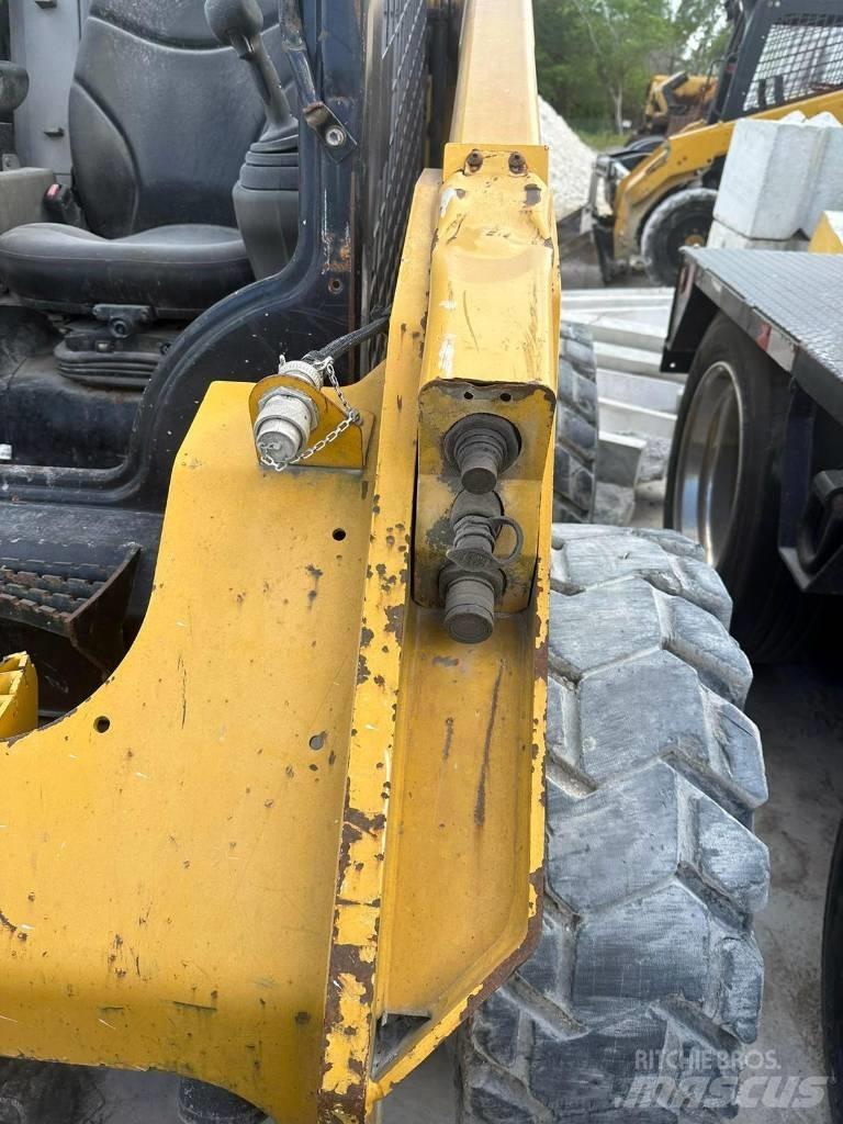 CAT 262 D 滑移装载机