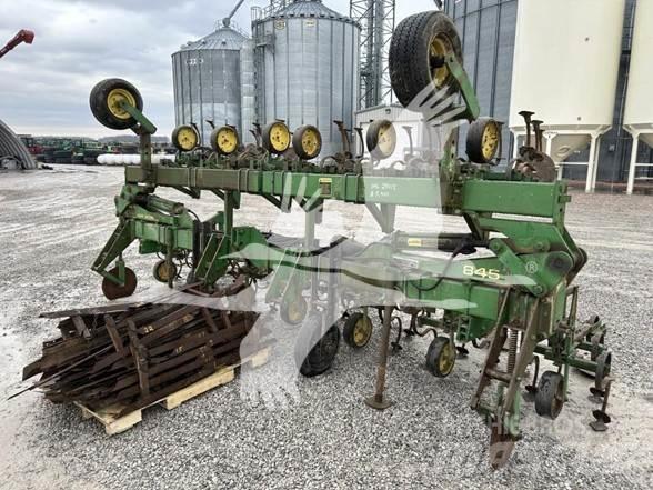 John Deere 845 弹簧中耕机
