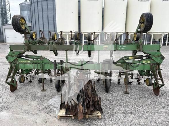 John Deere 845 弹簧中耕机
