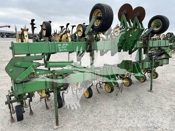 John Deere 845 弹簧中耕机
