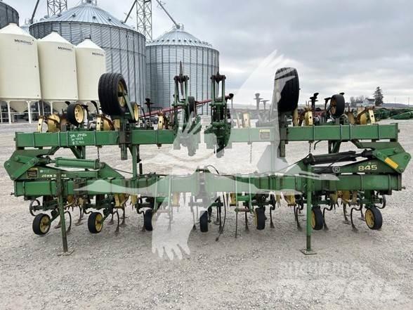 John Deere 845 弹簧中耕机