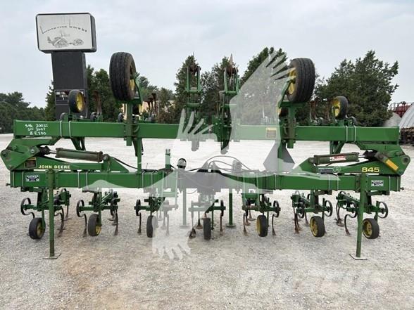John Deere 845 弹簧中耕机