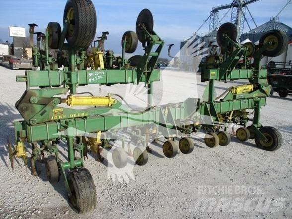 John Deere 85 弹簧中耕机