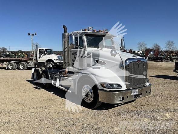 Peterbilt 384 牵引车