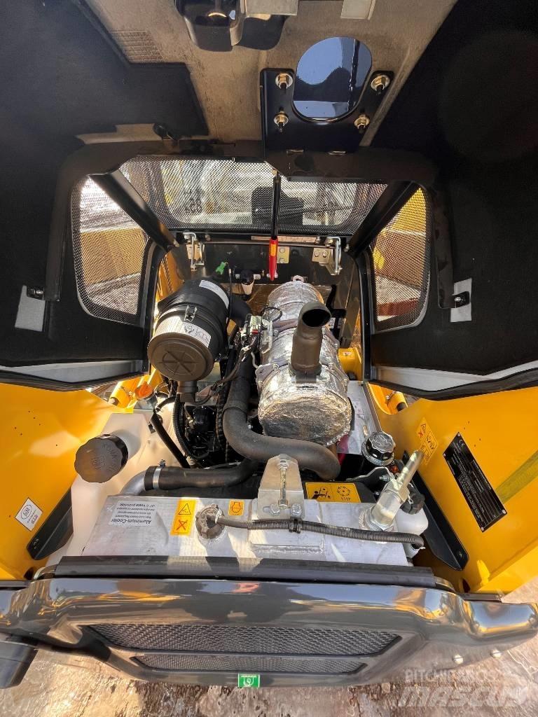 Komatsu SK815-8 滑移装载机