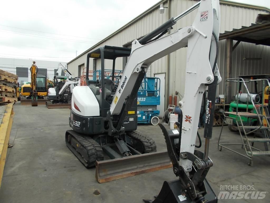 Bobcat E32i 小型挖掘机