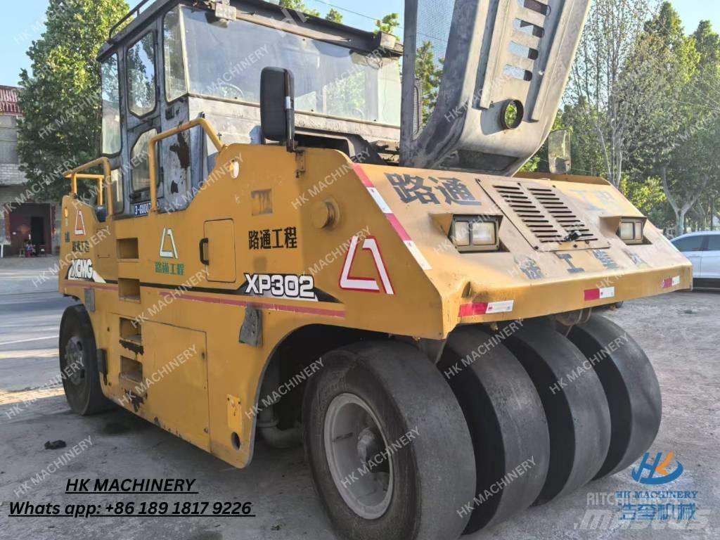 XCMG XP302 胶轮压路机