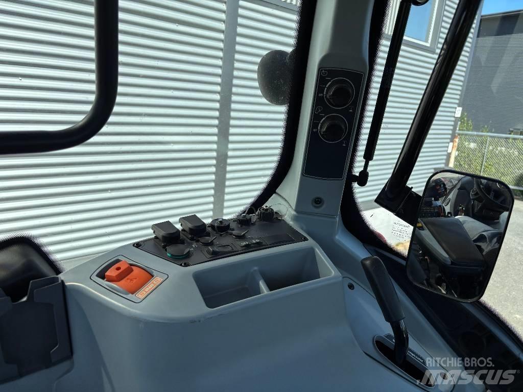 Valtra T 215 Versu 拖拉机/农用车