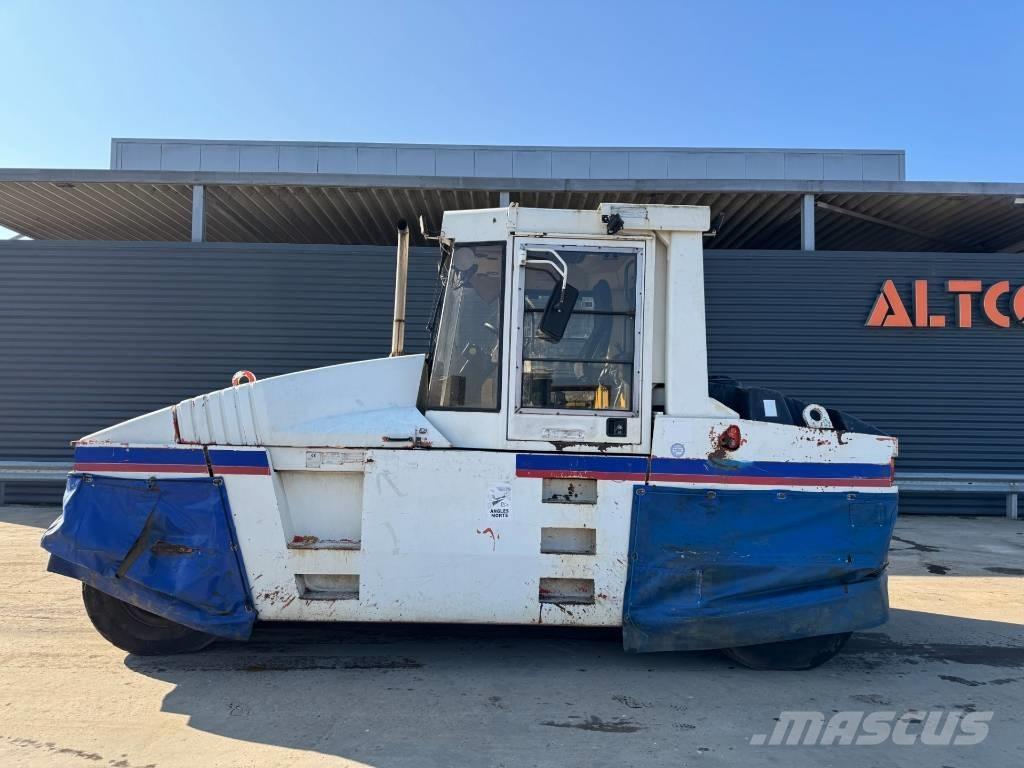 CAT PS-300B 胶轮压路机