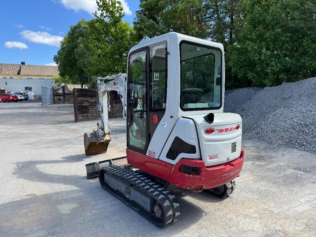 Takeuchi TB 225 小型挖掘机