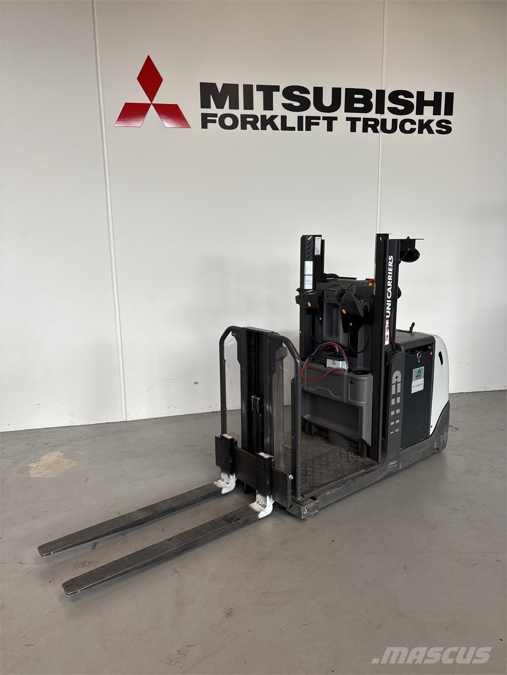 UniCarriers EPL100 低架装载机