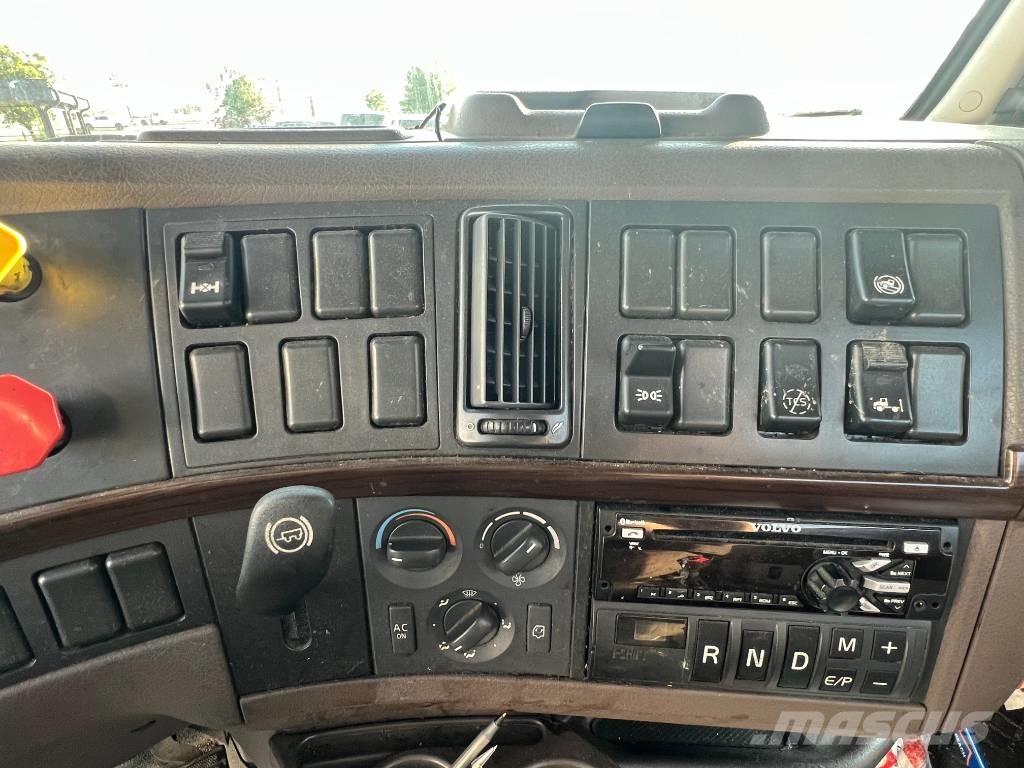 Volvo VNL 42 T300 牵引车