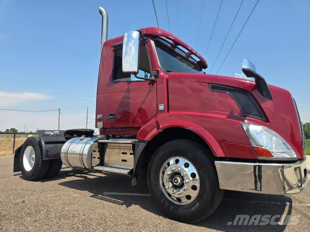 Volvo VNL 42 T300 牵引车