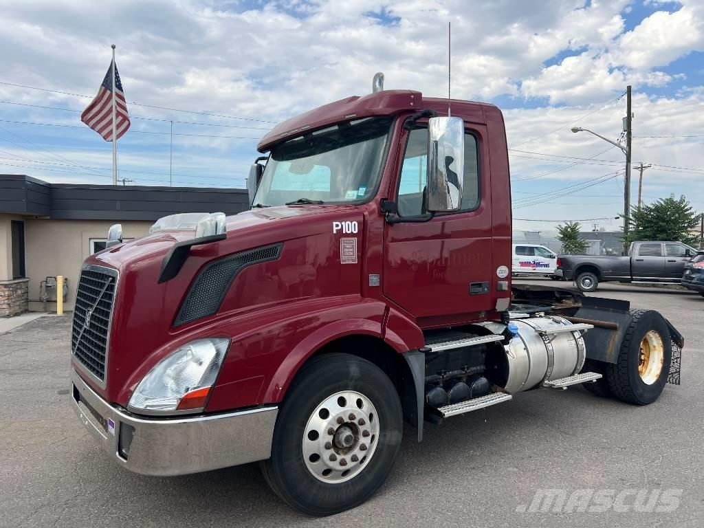 Volvo VNL 42 T300 牵引车