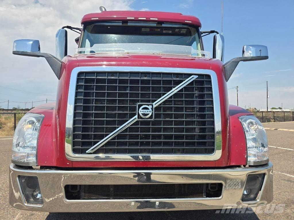Volvo VNL 42 T300 牵引车