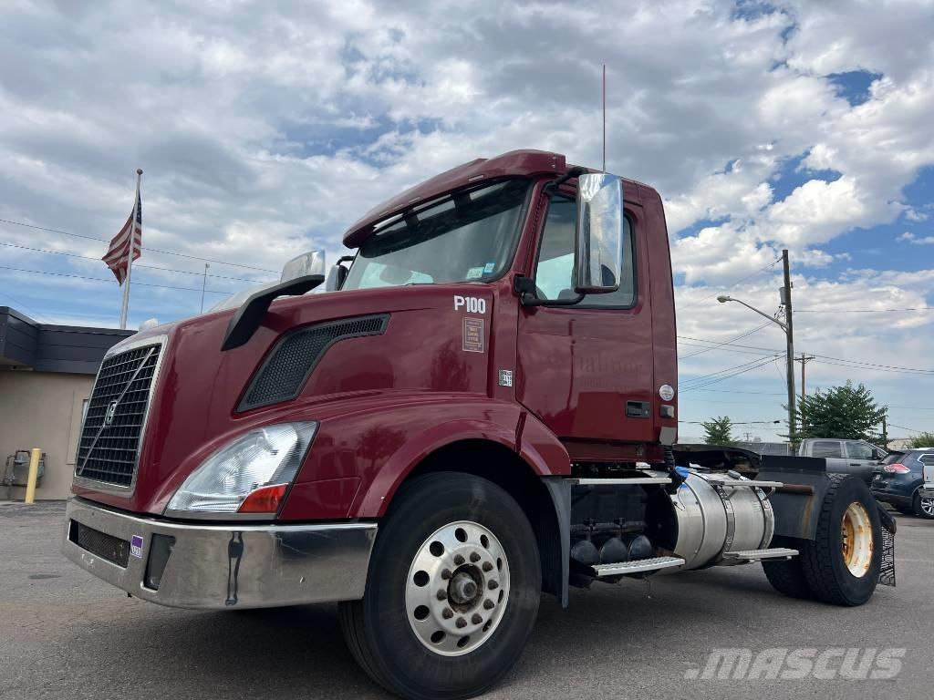 Volvo VNL 42 T300 牵引车