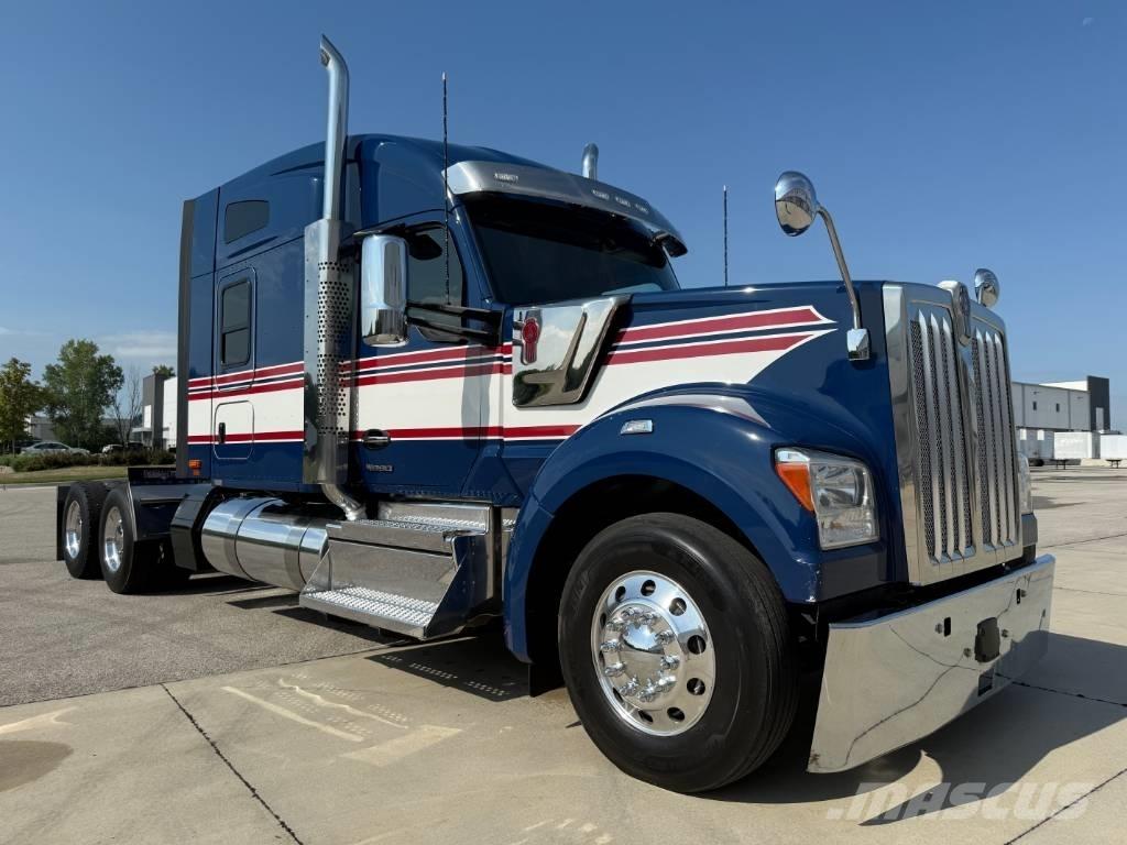 Kenworth W 990 牵引车