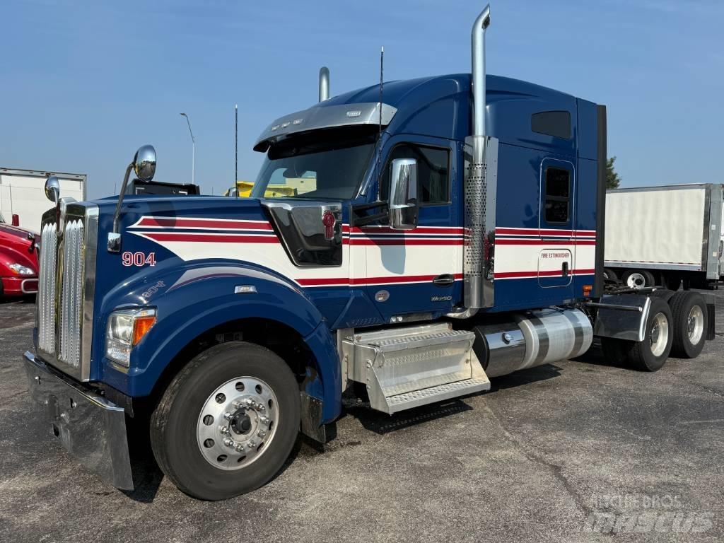 Kenworth W 990 牵引车