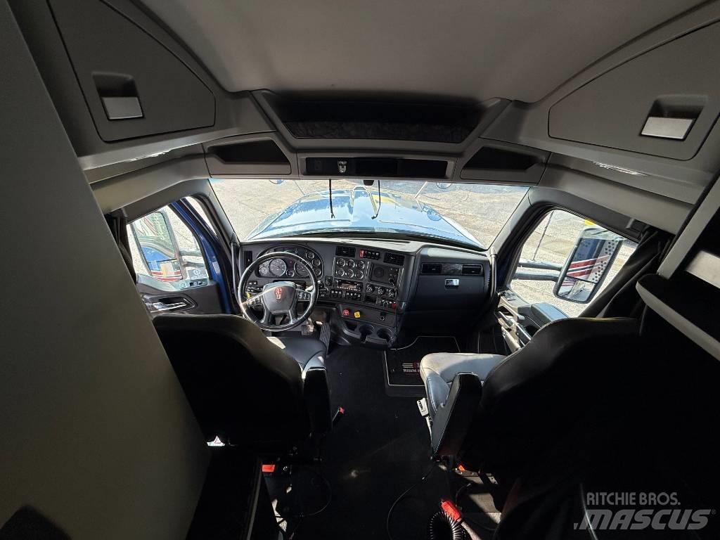 Kenworth W 990 牵引车