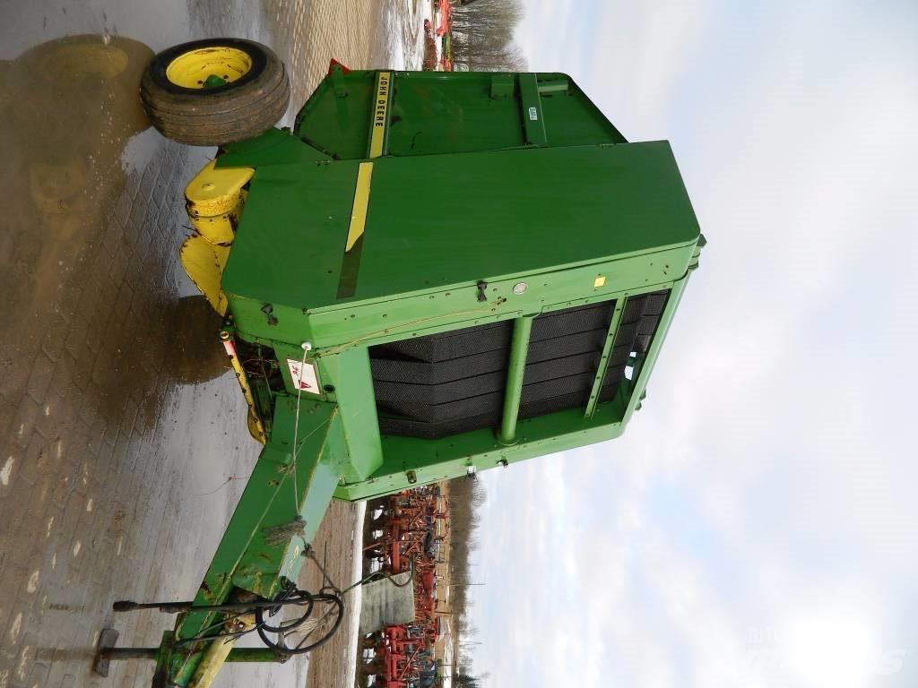 John Deere 550 圆捆打捆机