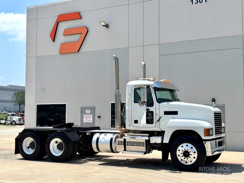 Mack Pinnacle 64T 牵引车