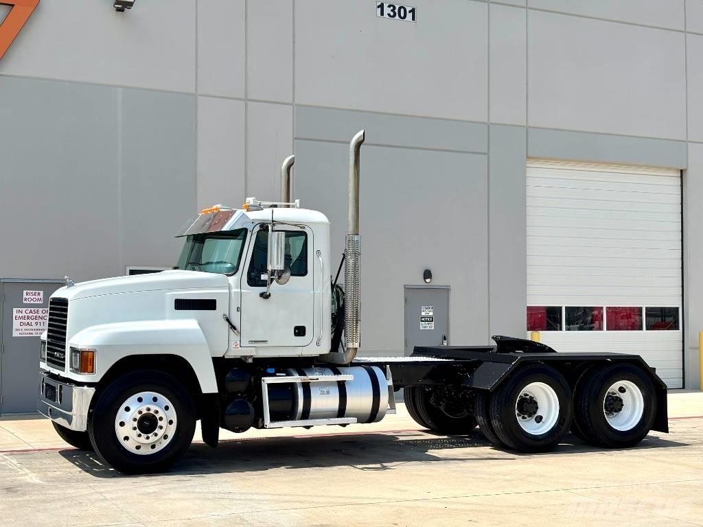 Mack Pinnacle 64T 牵引车