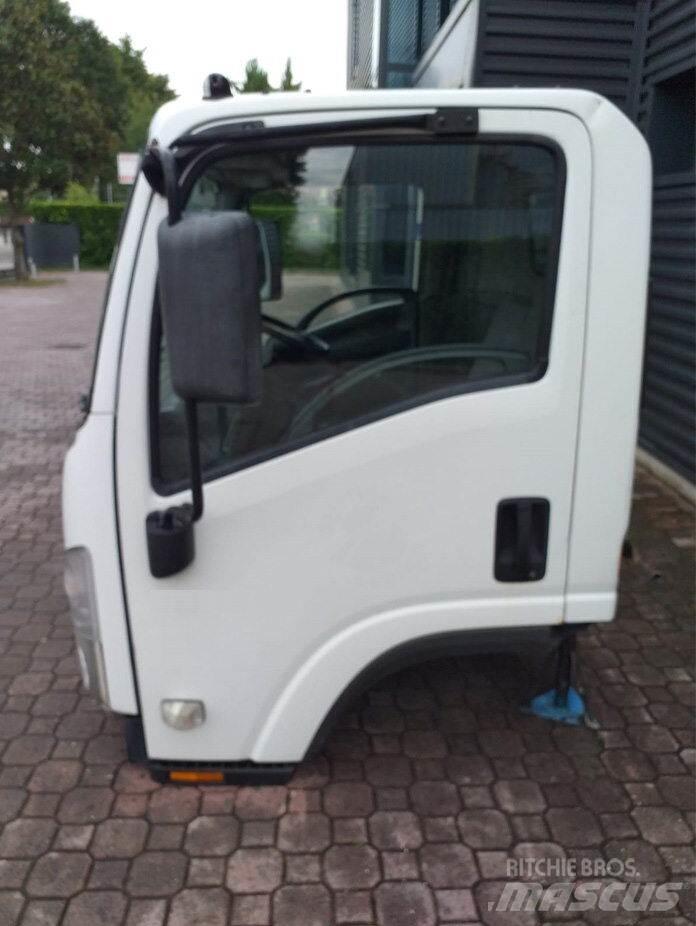 Isuzu M - L 驾驶室与内部