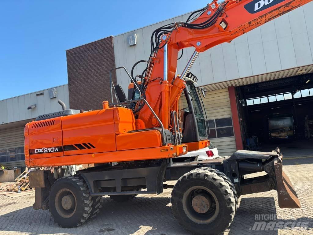 Doosan DX 210 W 轮式挖掘机