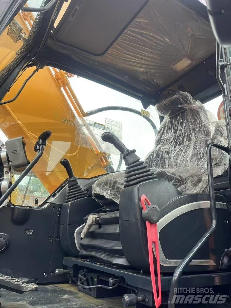 Hyundai R220LC-9S 轮式挖掘机