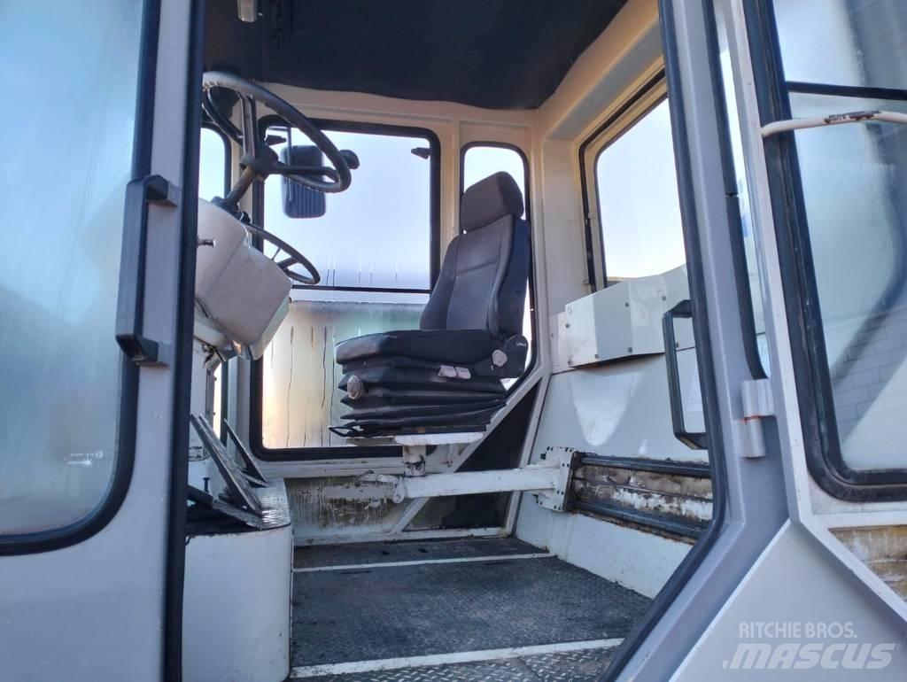 Corinsa CCR 1421 胶轮压路机
