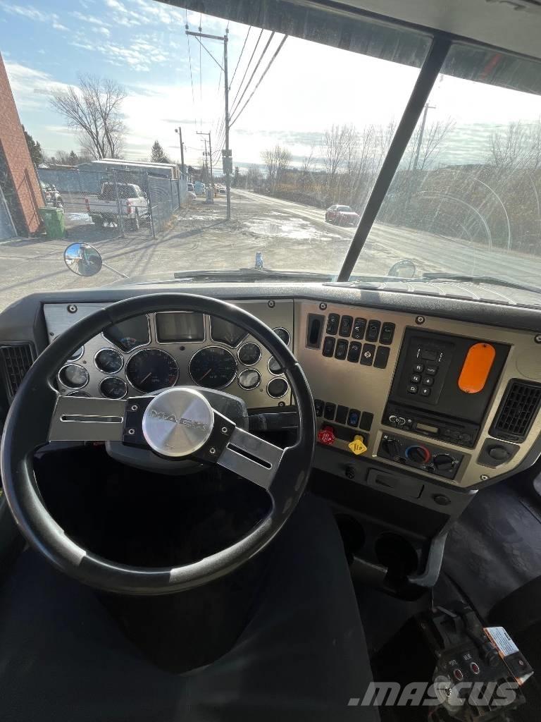 Mack GU813 自卸式货车