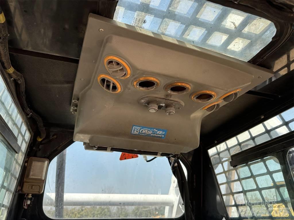 Bobcat S18 滑移装载机