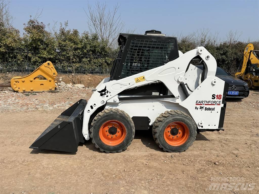 Bobcat S18 滑移装载机