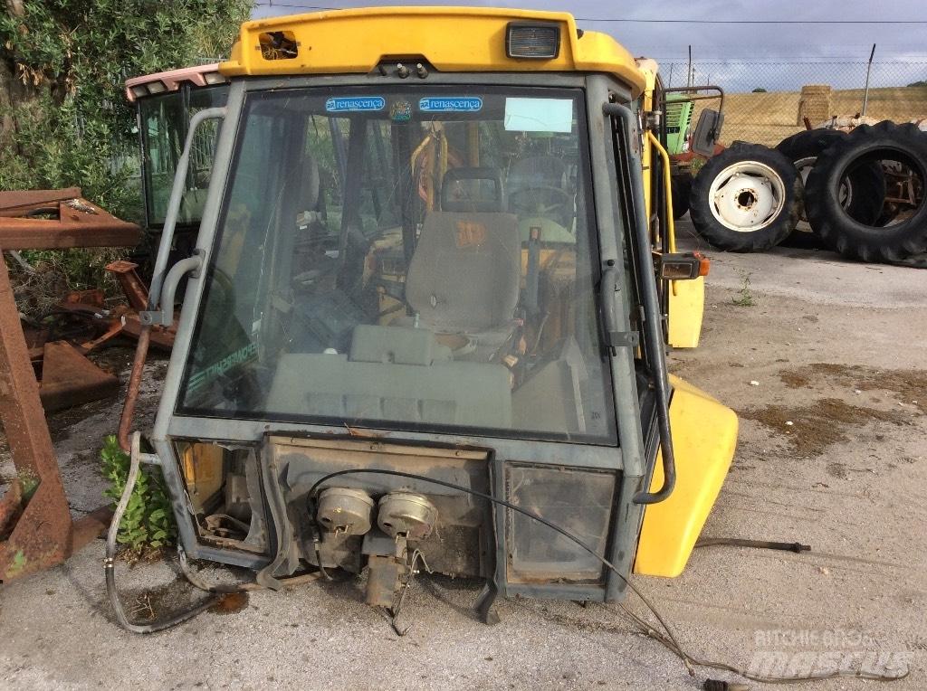 Komatsu WB 97 R 驾驶室与内部