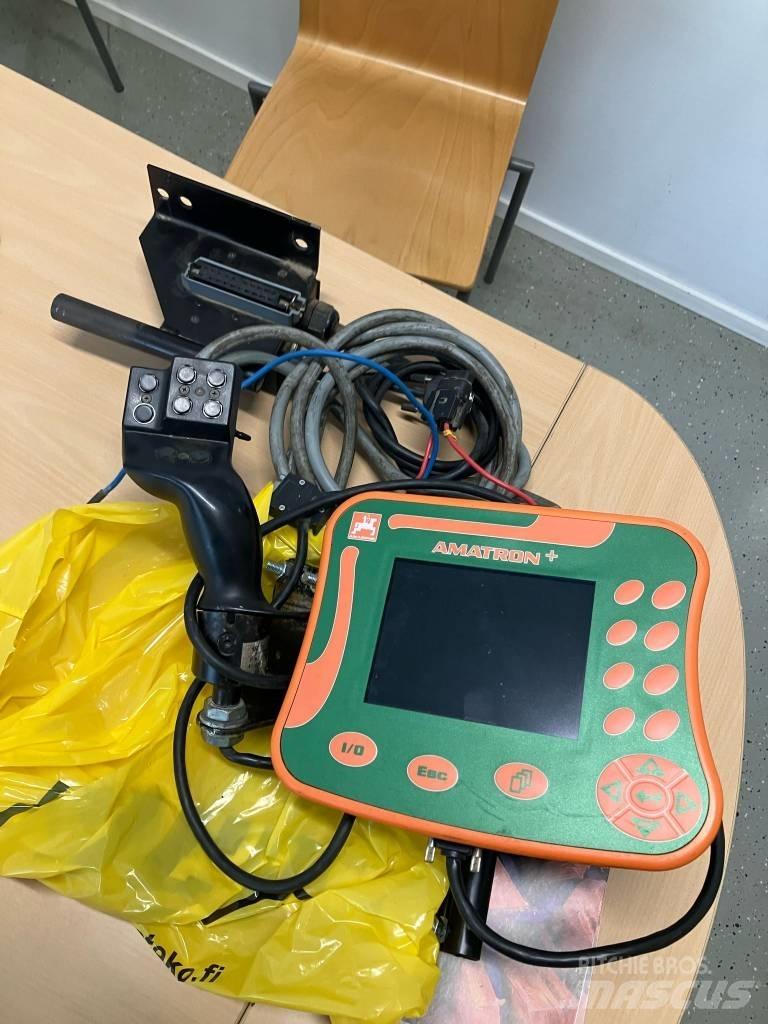 Amazone UX 3200 牵引式喷雾机
