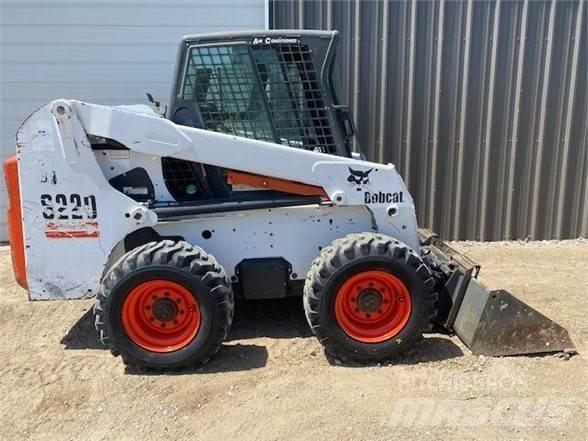 Bobcat S220 滑移装载机
