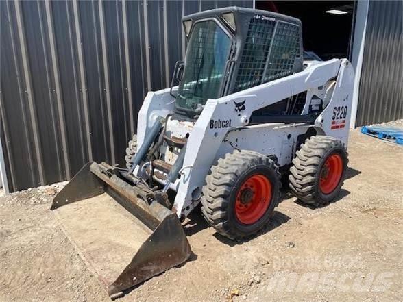 Bobcat S220 滑移装载机